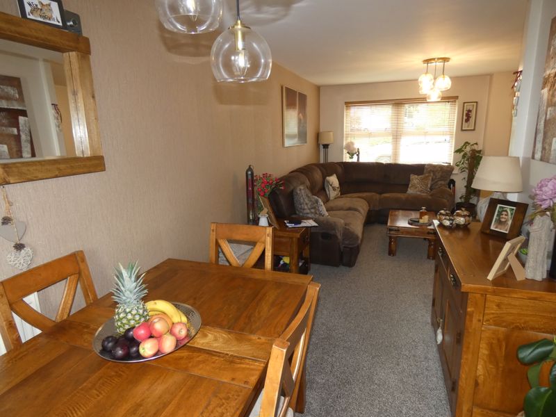 Lounge/Diner Area- click for photo gallery